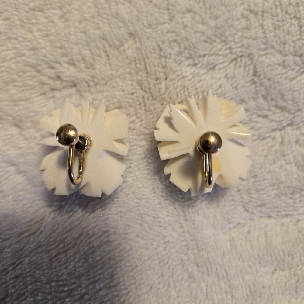 Vintage WRE Cream Carved Rose Screw Back Earrings 12K Gold Filled - Picture 6 of 7